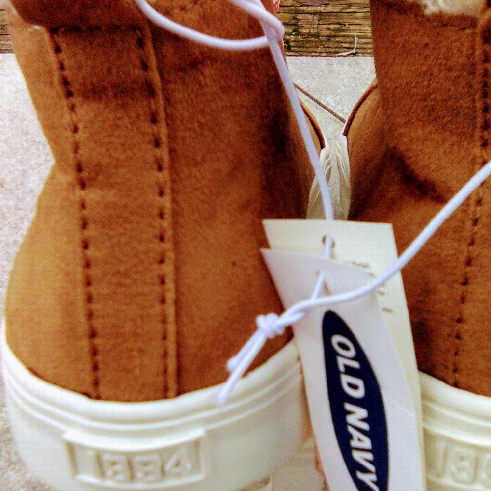 Old Navy Sneakers Wm 5 Tan Suede Sherpa Lined NWT Barbiecore - Picture 3 of 7
